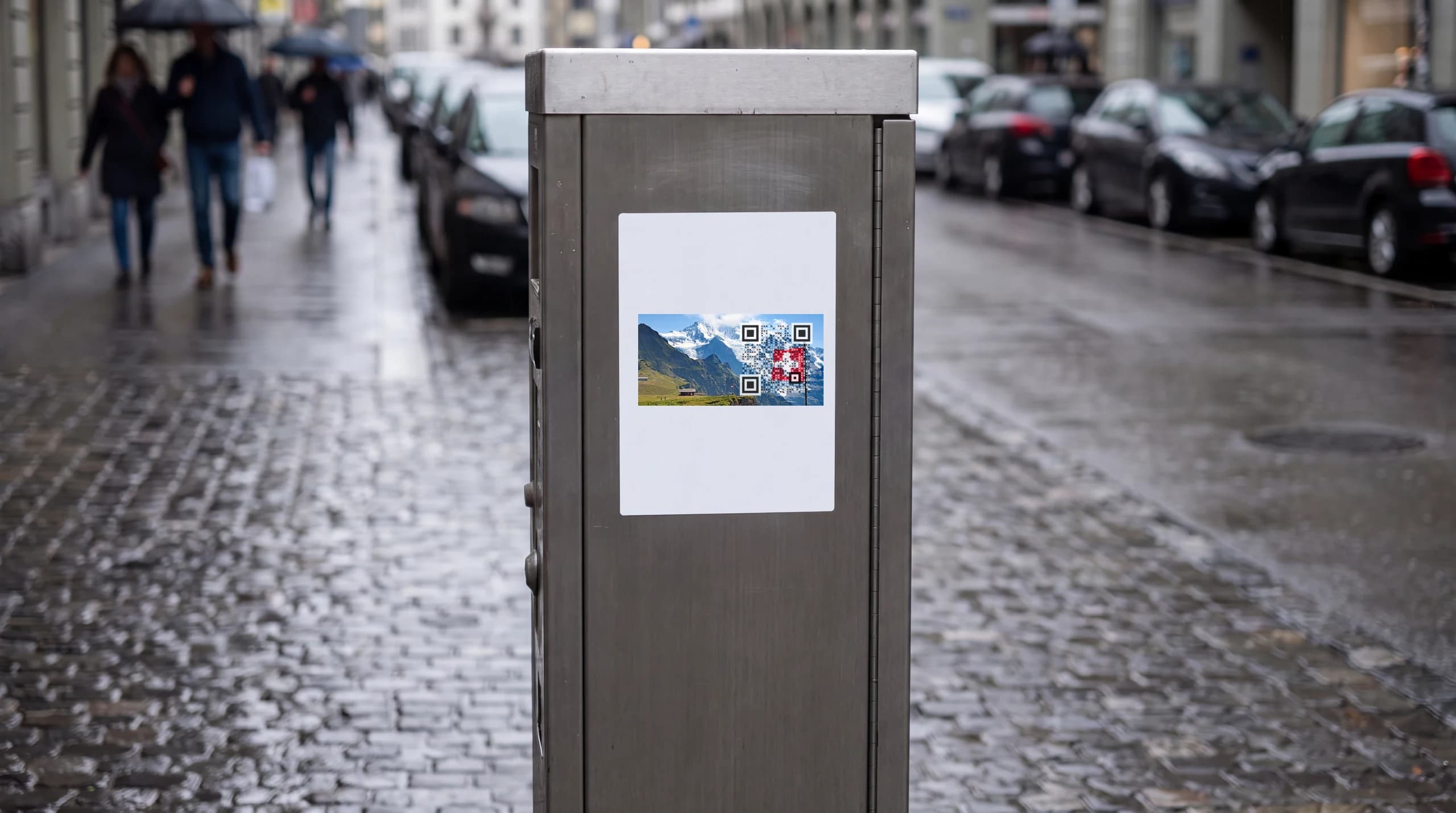 Secure QR Code mit Schweizer Motiv auf einem Aufkleber an einem Parkautomaten